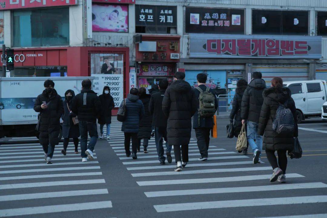 黄文政、梁建章：韩国的“工蜂”经济及其对中国的启示